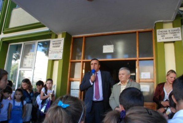 Iorguş: Primăria a alocat învăţământului din Mangalia de douăzeci de ori mai puţini bani decât pentru petreceri şi fotbal